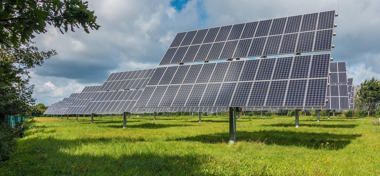 Large photovoltaic solar array installed in an open field